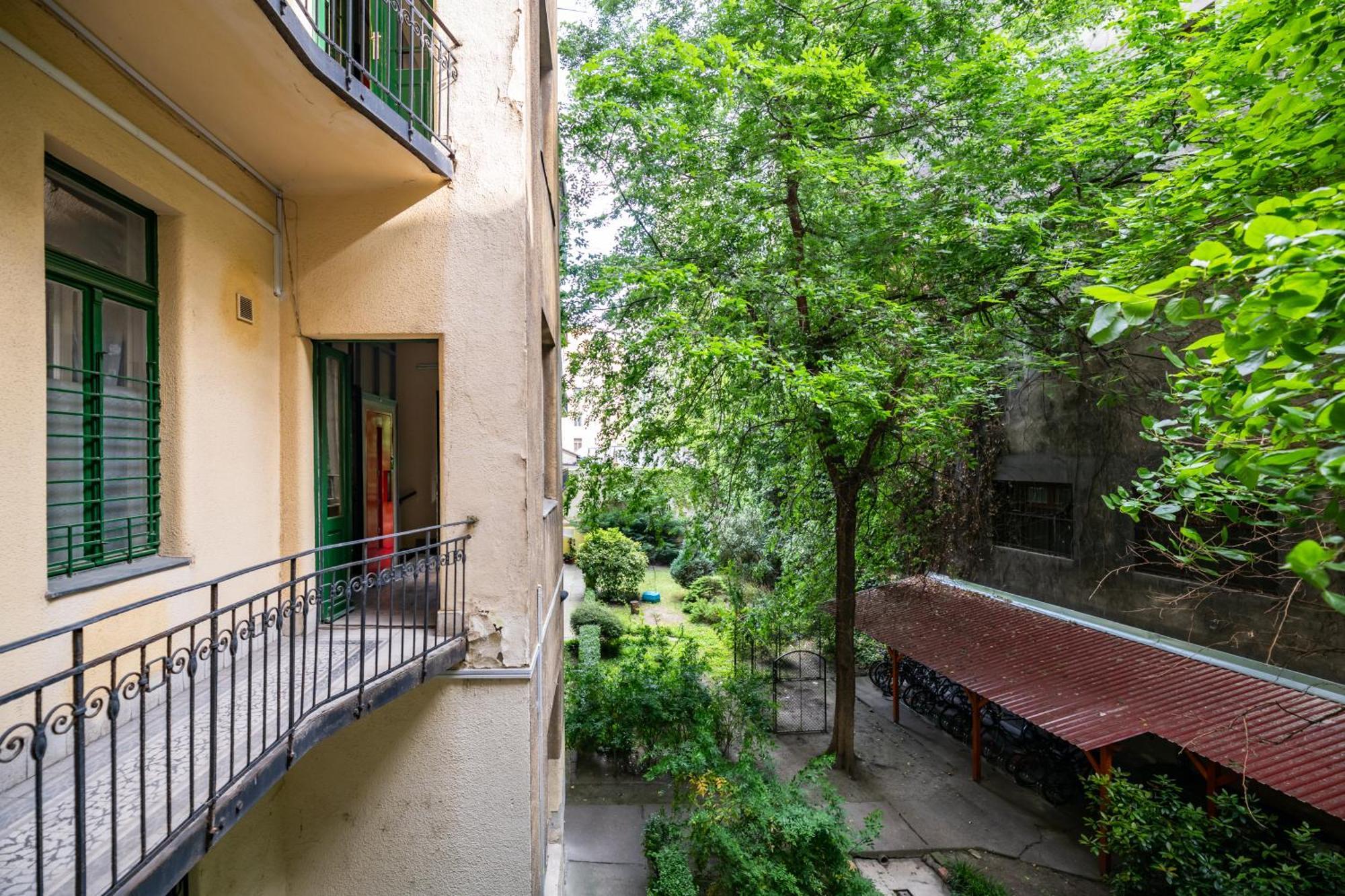 Jungle Aesthetics Downtown Apartman Aircon And Garage Parking Budapest Kültér fotó